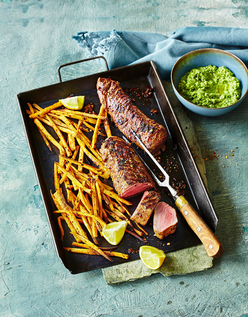 Schweinefilet mit Pastinaken aus dem Ofen