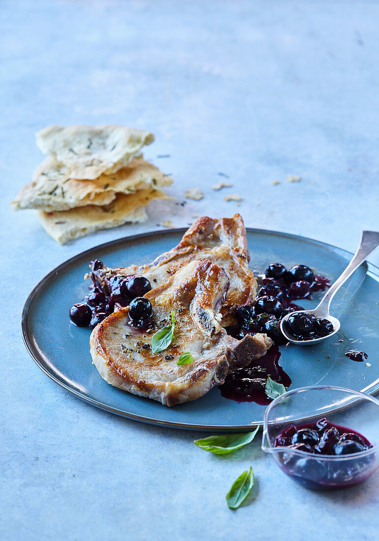 Schweinekoteletts mit Blaubeersalsa