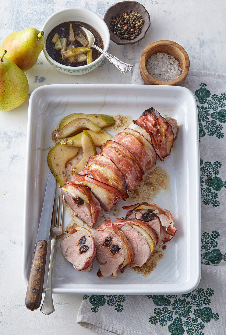 Schweinefilet im Speckmantel mit Birnen