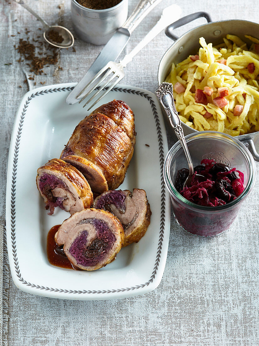 Schweineroulade gefüllt mit rotem Sauerkraut