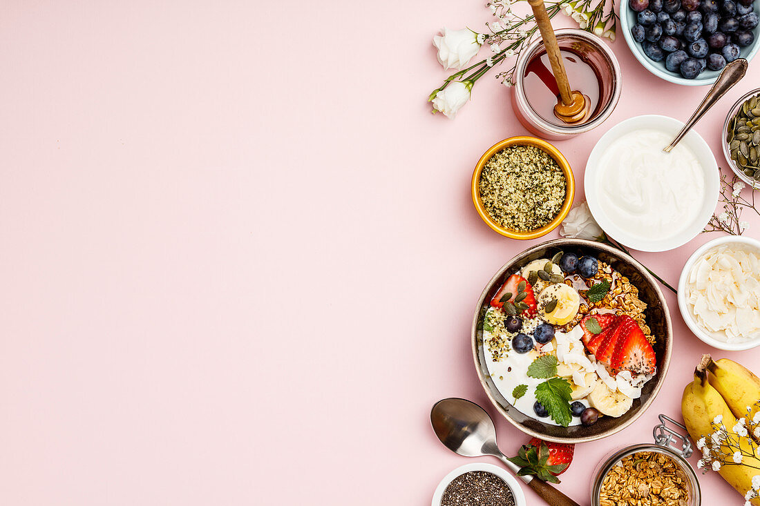 Hafermüsli mit Beeren, Banane, Joghurt, Ahornsirup und Saaten