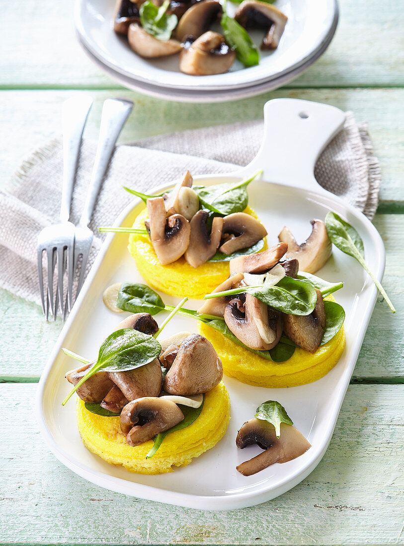 Polenta-Taler mit Spinat und Pilzen