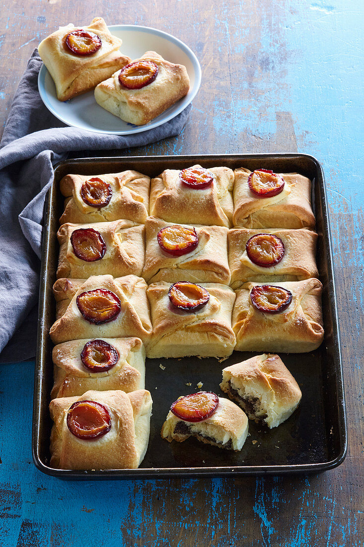 Poppy seed sweet buns with plums