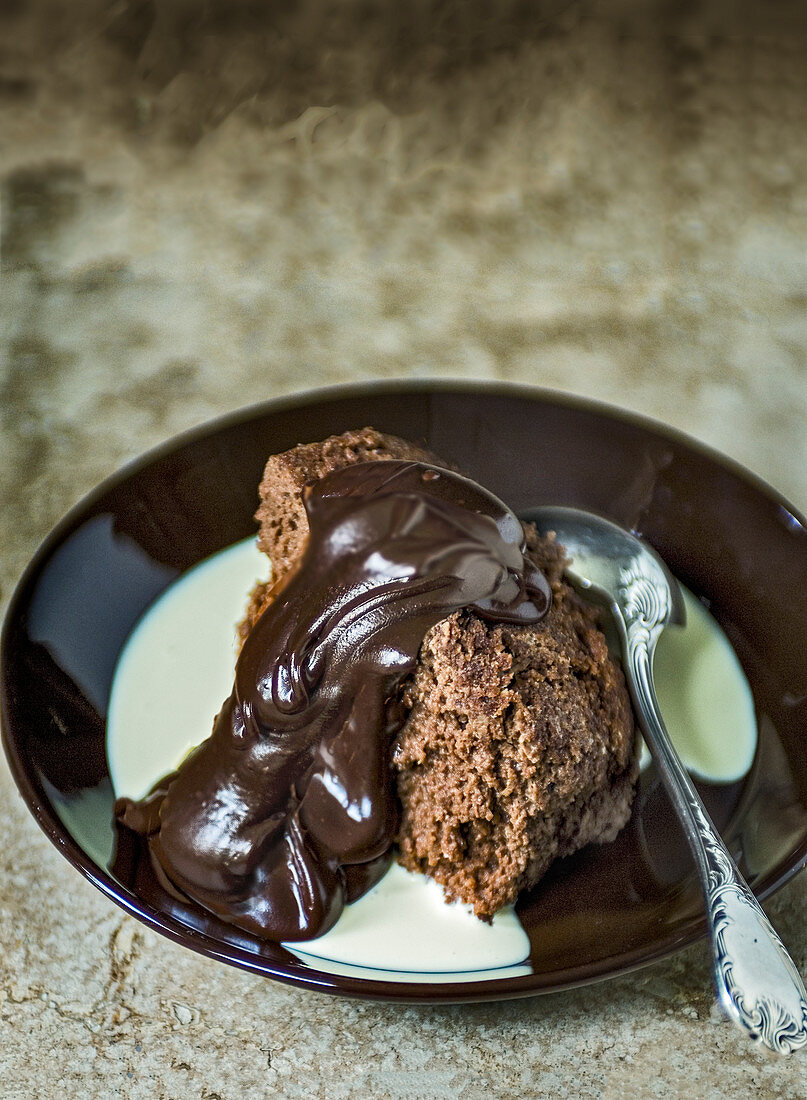 Gebackener Schokoladenpudding mit Schokoladensauce und Sahne