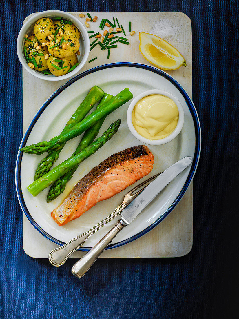 Pan Roasted Scottish Salmon with Asparagus and aioli served with new potatoes
