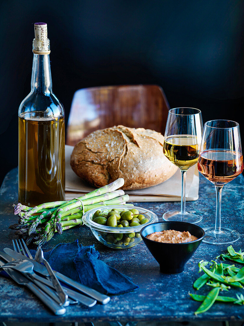 Auswahl an Speisen, Wein, Olivenöl und Brot aus der Provence