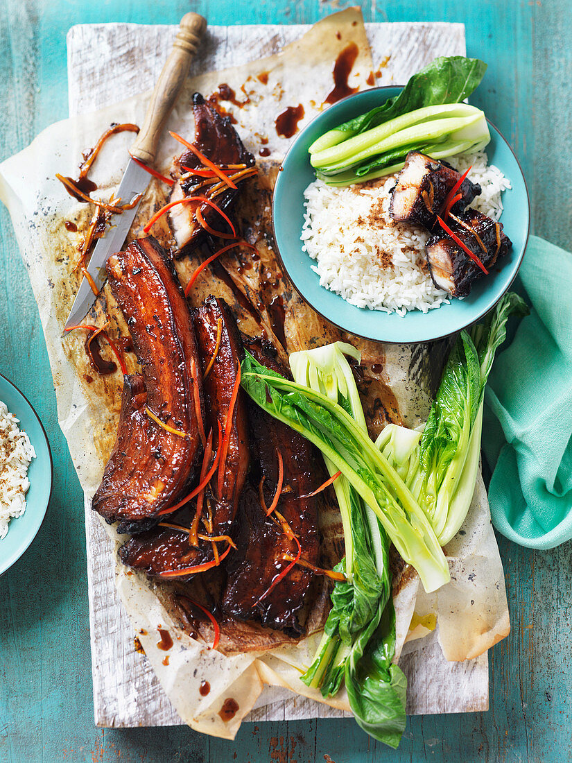 Ingwer-Chili-Schweinebauch mit Pak Choi und Reis