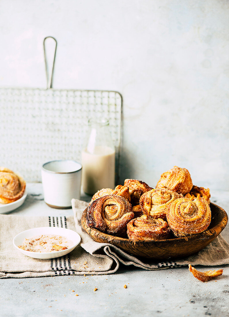 Cruffins with cinnamon and sugar