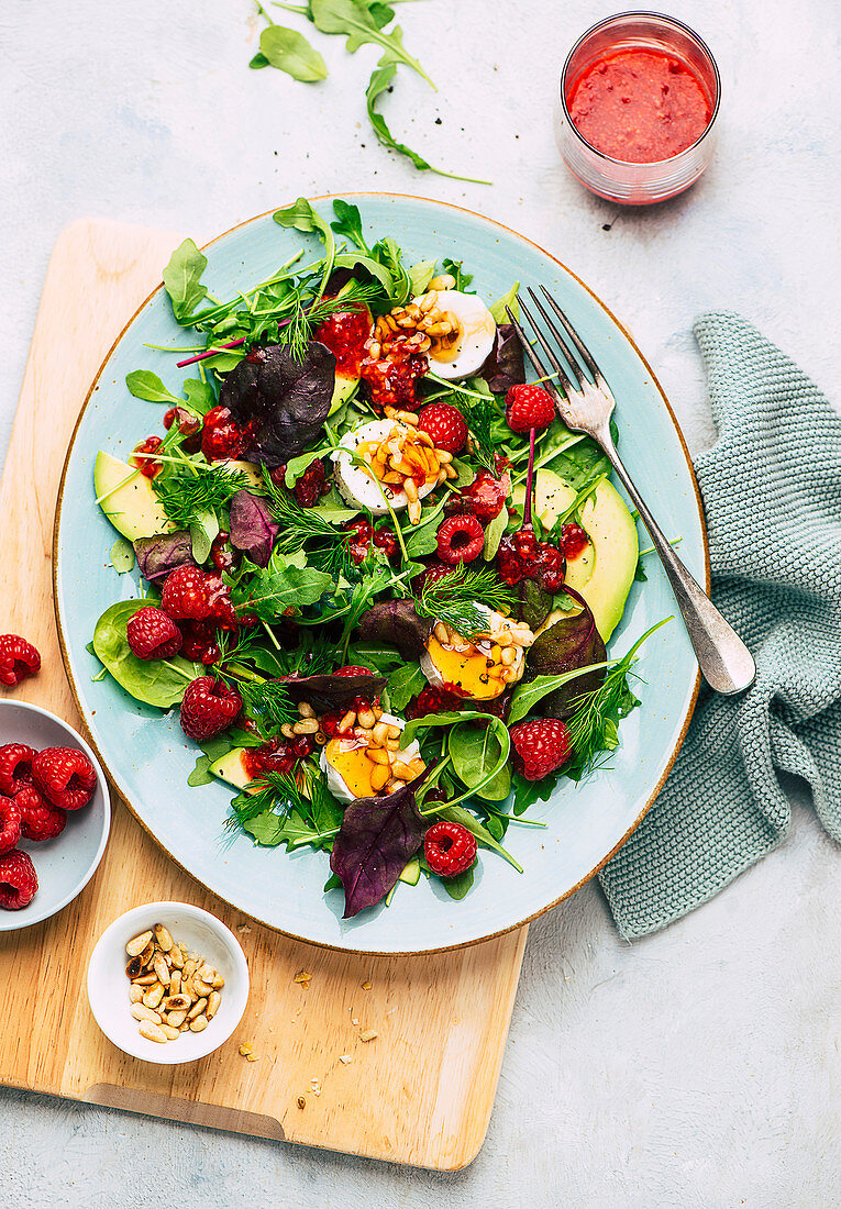 Mixed leaf salad with goat’s cheese, avocado and raspberries