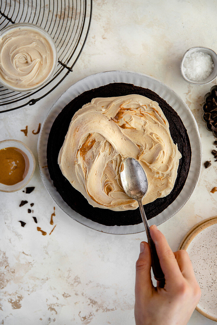 Cashewbutter-Topping auf Schokoladenkuchen streichen