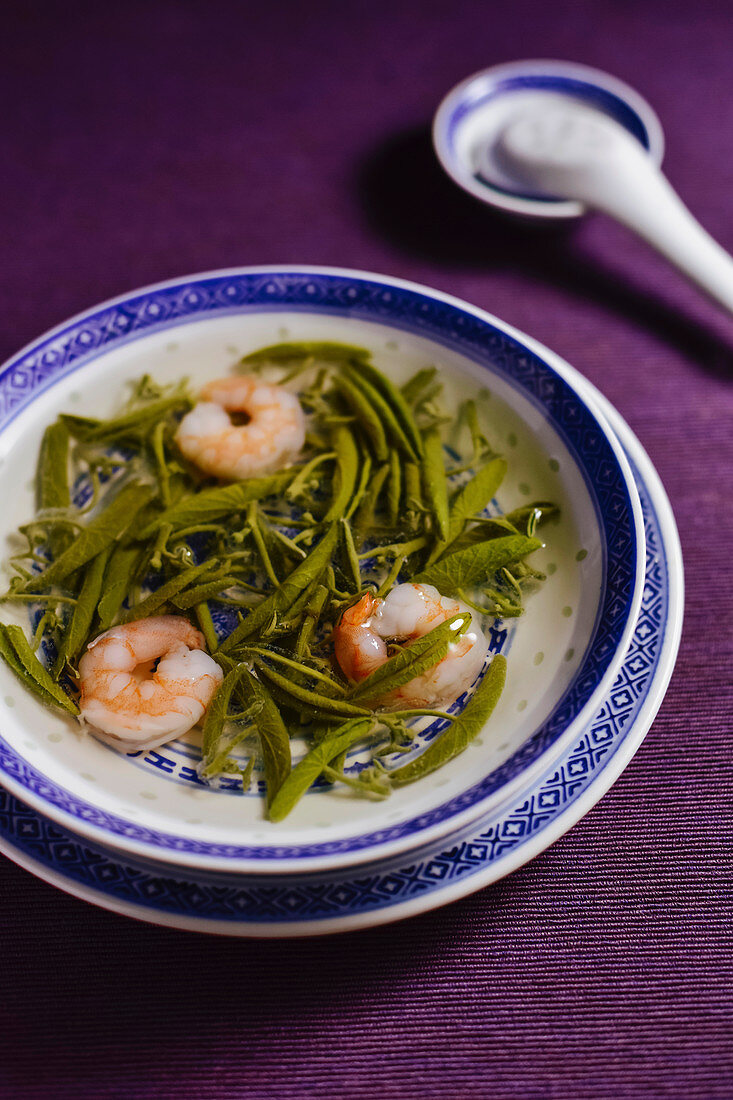 Suppe mit Brasenia schreberi und Garnelen (China)