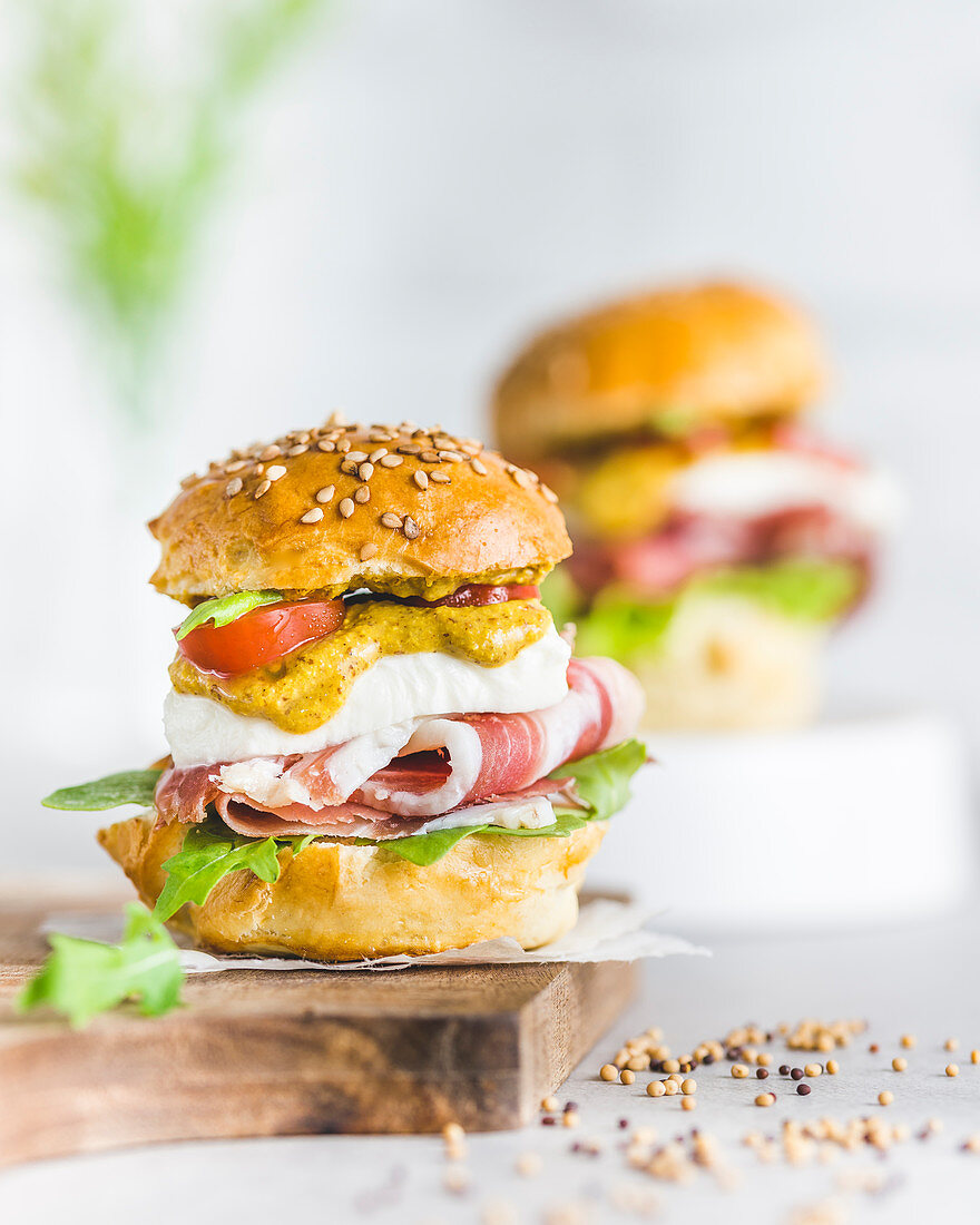 Miniburger mit Rucola, Parmaschinken, Cherrytomaten und Bauernsenf