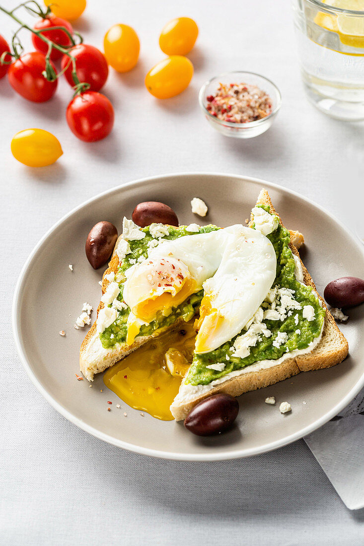 Toast with avocado spread and a poached egg