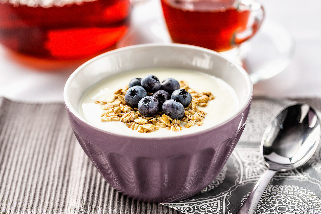 Joghurt mit Müsli und Heidelbeeren zum Frühstück