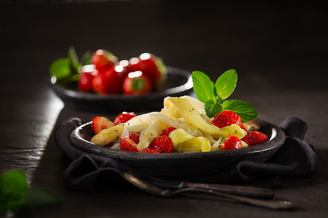 Spargelsalat mit Erdbeeren und Minz-Vinaigrette