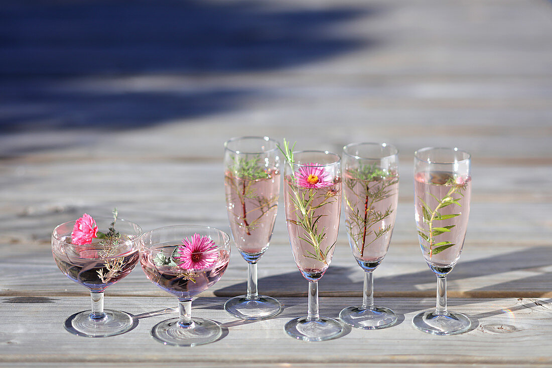 Sechs Cocktails mit Blumen und Kräutern
