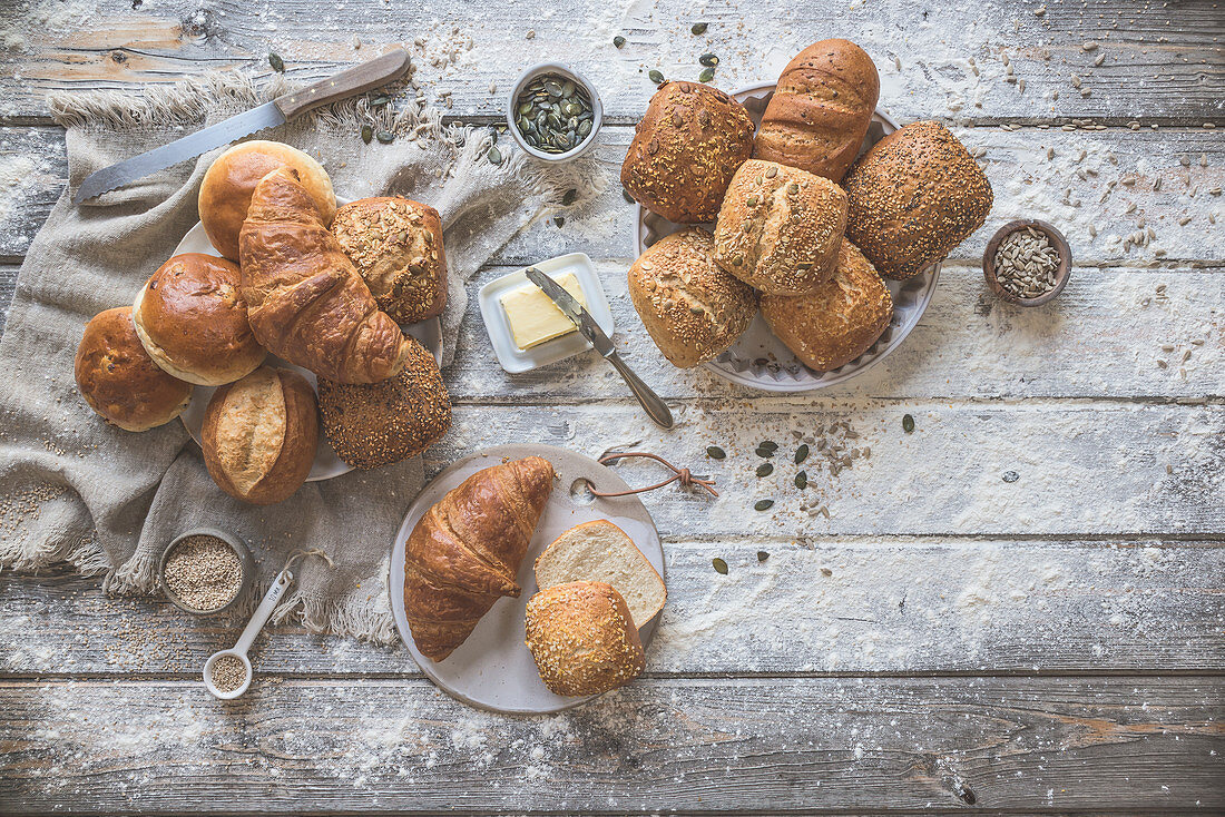 Verschiedene Brötchen und Croissants