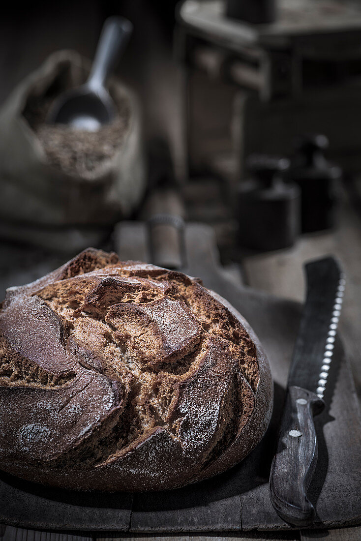 Dunkles Krustenbrot und Brotmesser