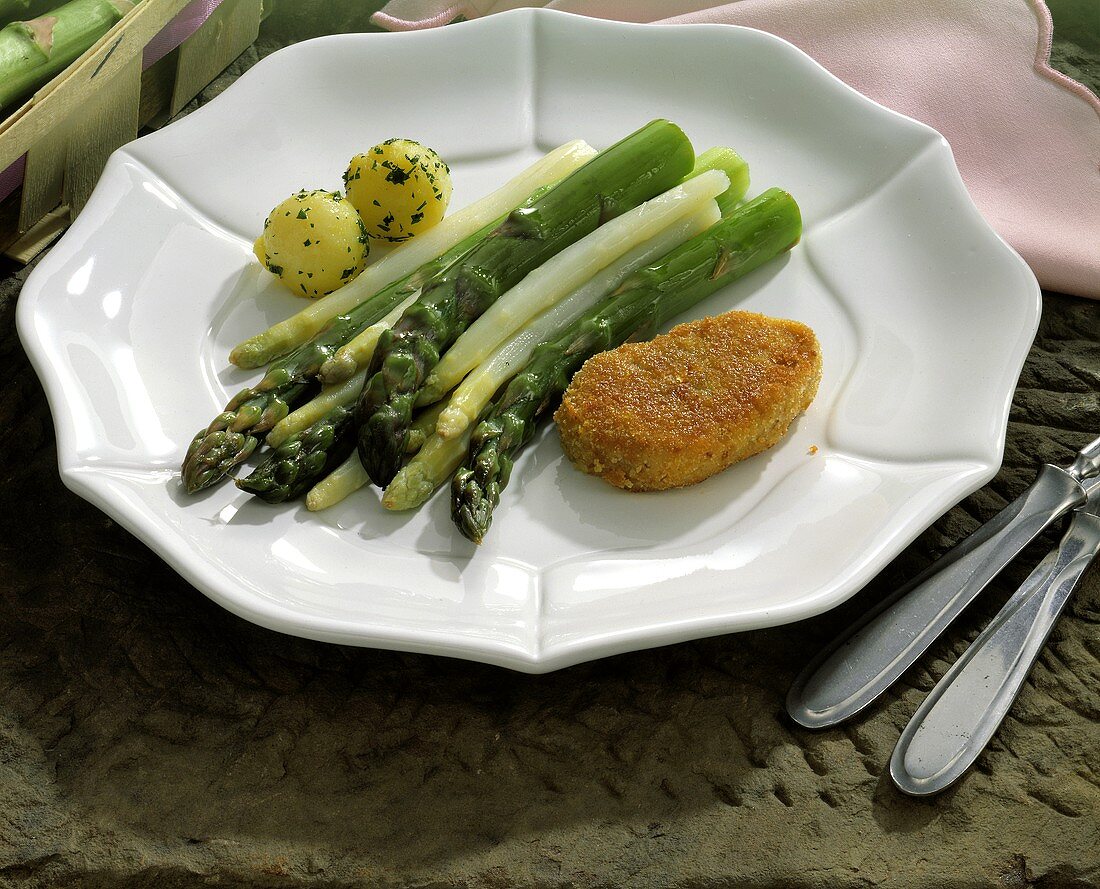 Spargel mit paniertem Schnitzelchen & Petersilienkartoffeln