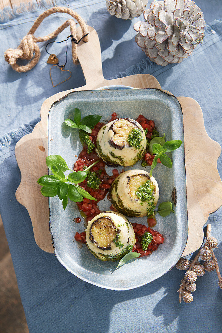 Winterliche Auberginen-Timbale mit Ricottacreme und Pesto