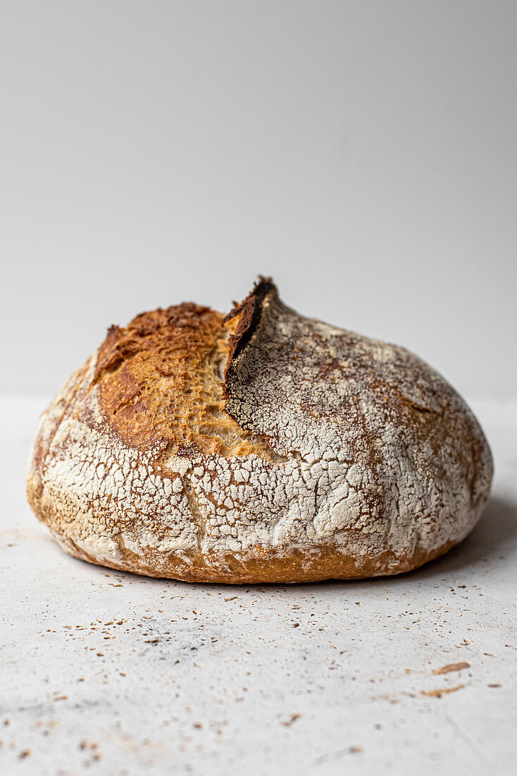 Ein Laib Sauerteigbrot