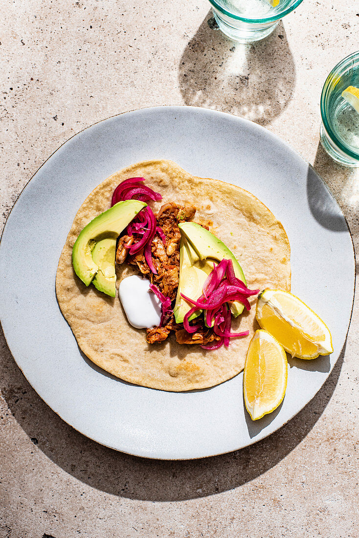 Jackfrucht Carnitas mit Avocado auf Tortilla