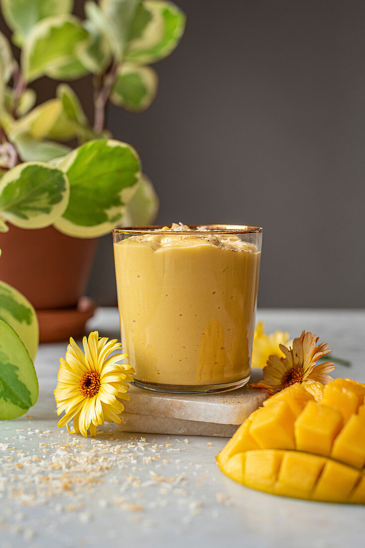 Veganer Mango Lassi in Glas