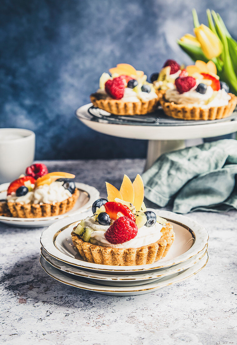 Tartlets with cream and fresh fruit