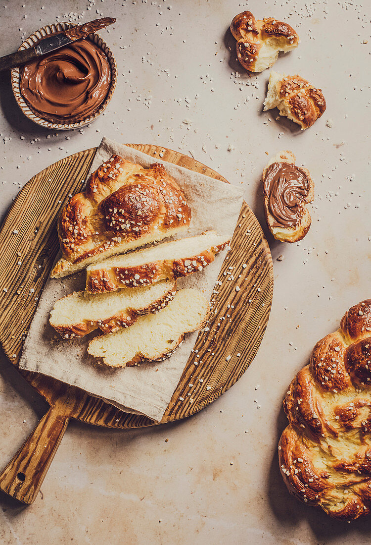 Frisch gebackene Challah, teils in Scheiben geschnitten