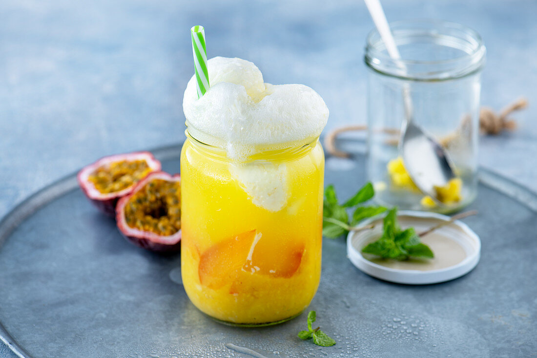 Mango-Pfirsich-Float mit Passionsfrucht