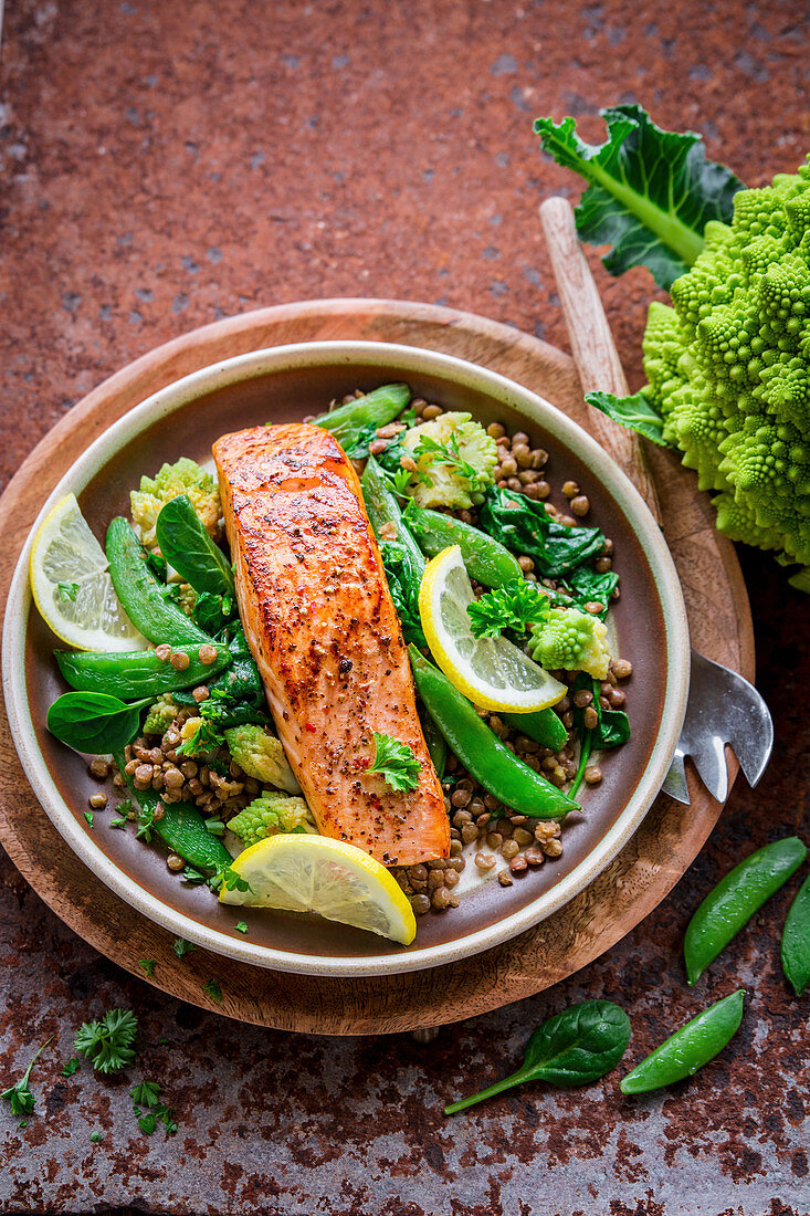 Salmon with lentils and green vegetables