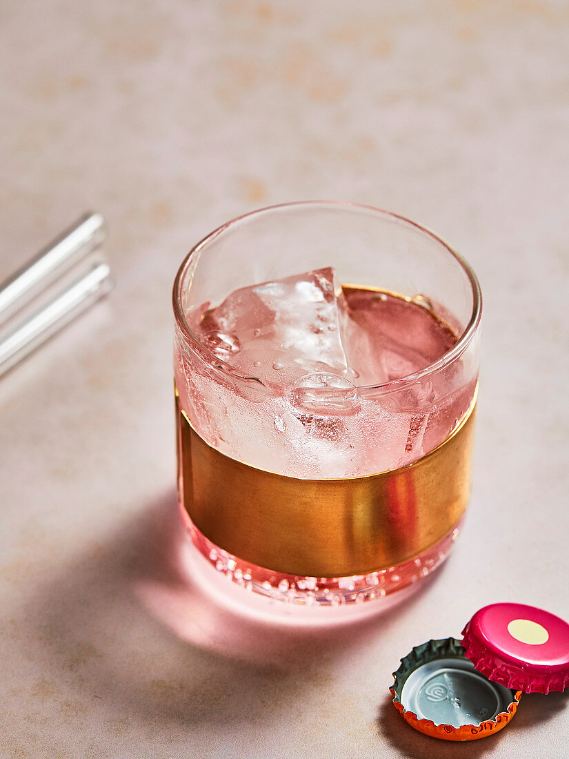 Pinkfarbener Rosendrink mit Eiswürfel