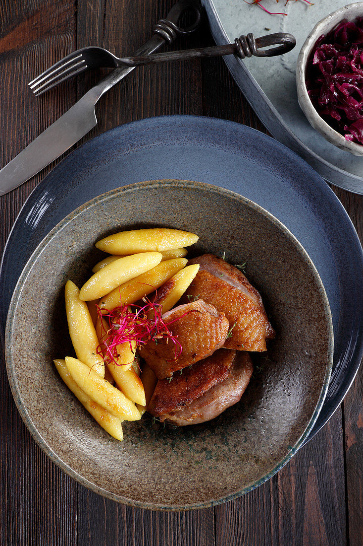 Gebratenes Entenfilet mit Schupfnudeln