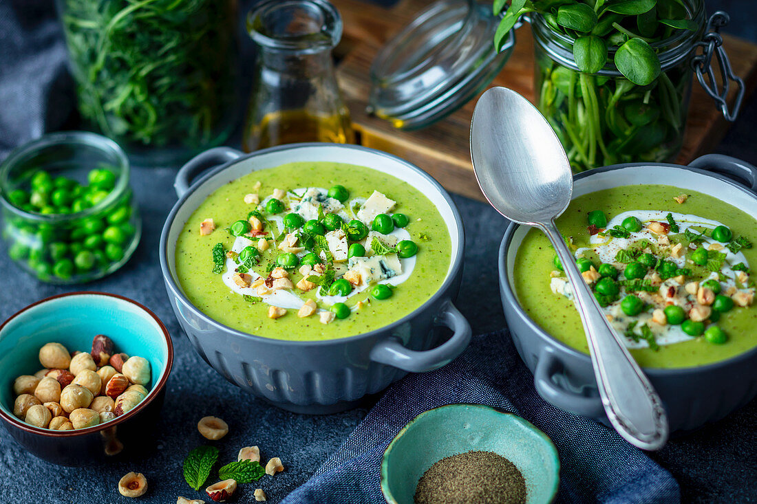 Grüne Erbsencremesuppe mit Blauschimmelkäse und Haselnüssen