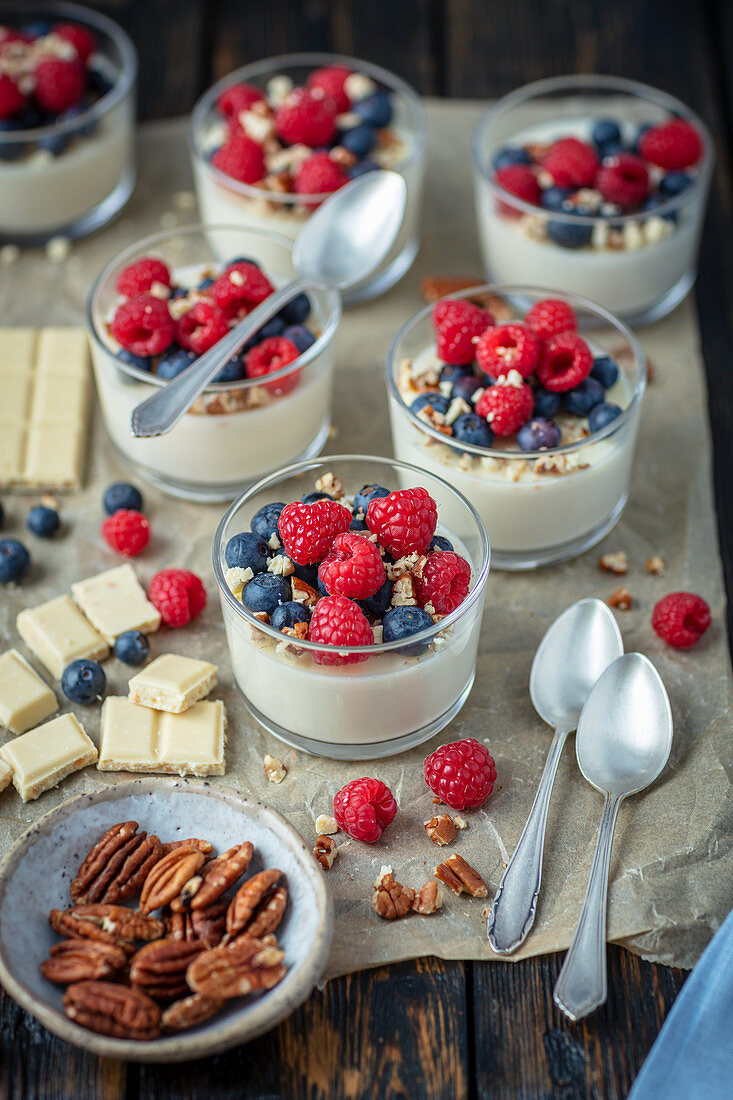 Panna Cotta mit weißer Schokolade, Beeren und Pekannüssen