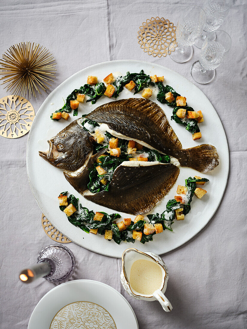 Steinbutt mit sautiertem Spinat, Croûtons und Trüffelsauce zu Weihnachten