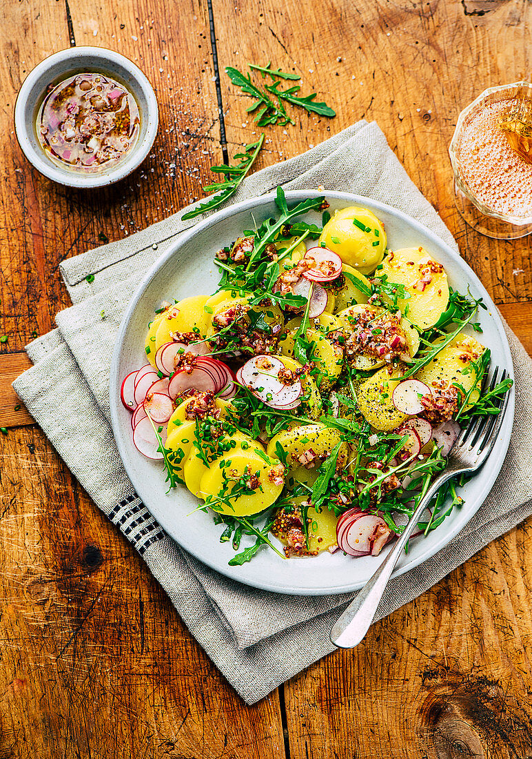 Kartoffel-Radieschen-Salat mit Rucola und Senf-Vinaigrette