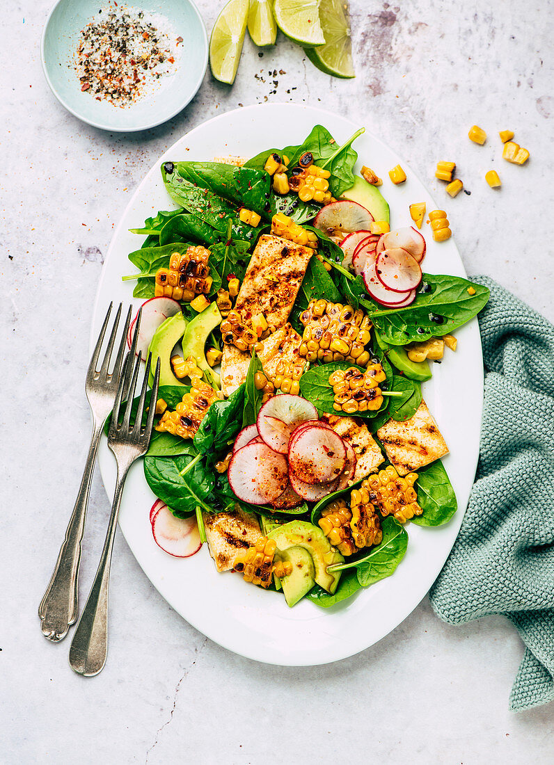 Veganer Tofu-Salat mit Radieschen, Mais, Avocado und Spinat