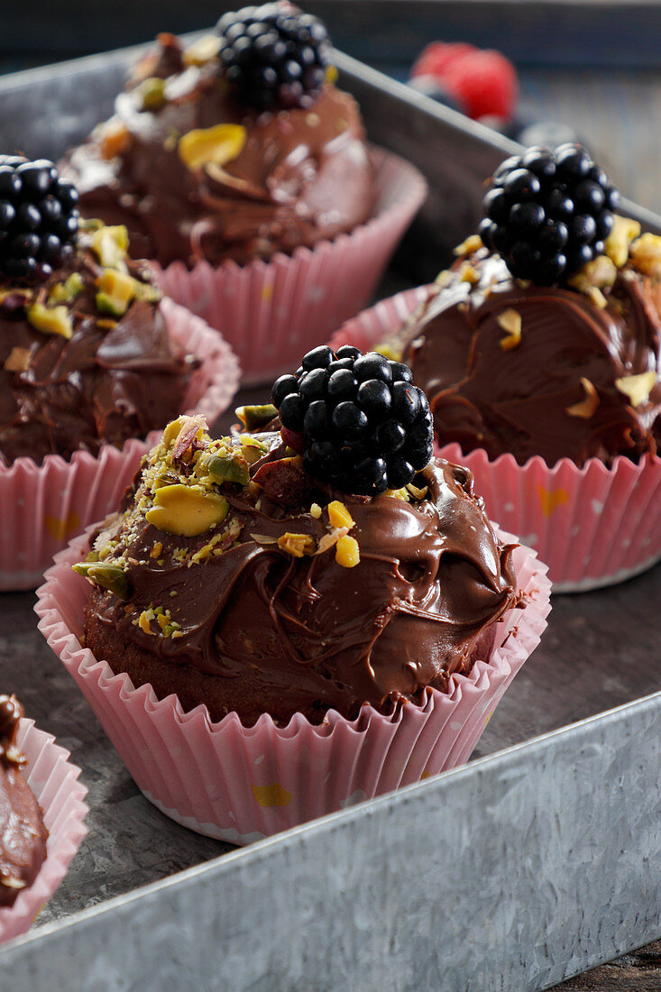 Schokoladenmuffins mit Pistazien und Brombeeren