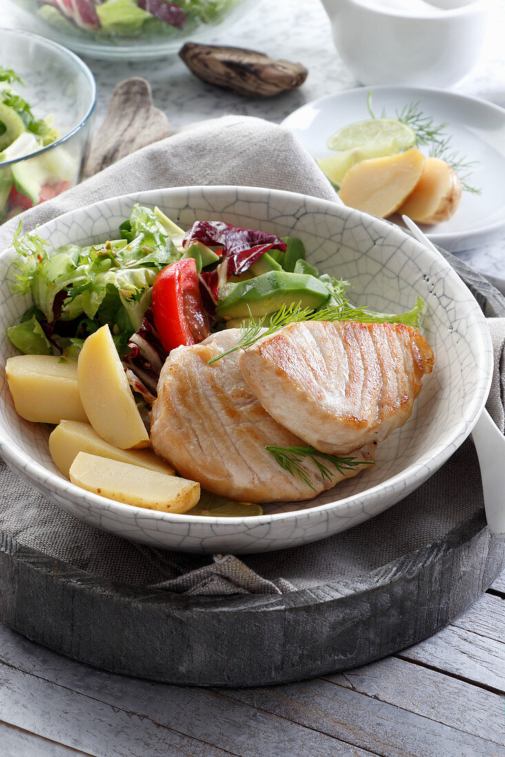 Gebratene Thunfischsteaks mit Kartoffeln und Salat