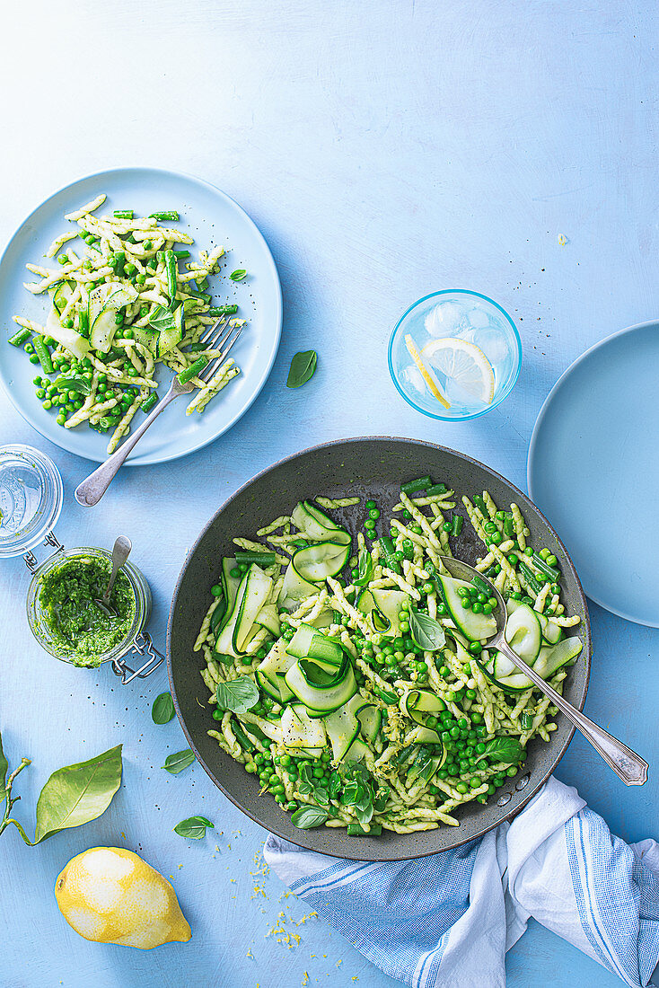 Trofie-Nudeln mit Pesto, Frühlingsgemüse und Zitronenschale