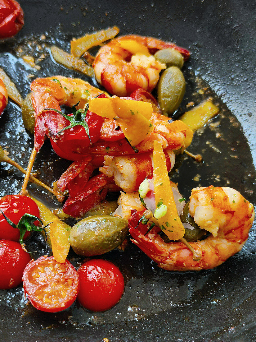 Fried scampi with baked tomatoes and caper apples