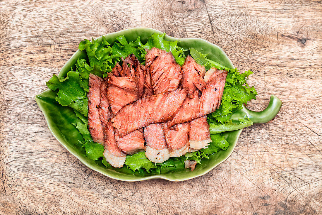 Gebratenes Steak, aufgeschnitten auf Salatblättern