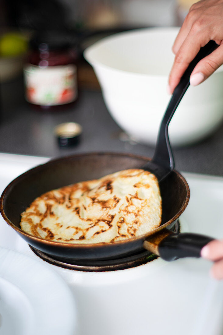 Pfannkuchen in der Pfanne zubereiten