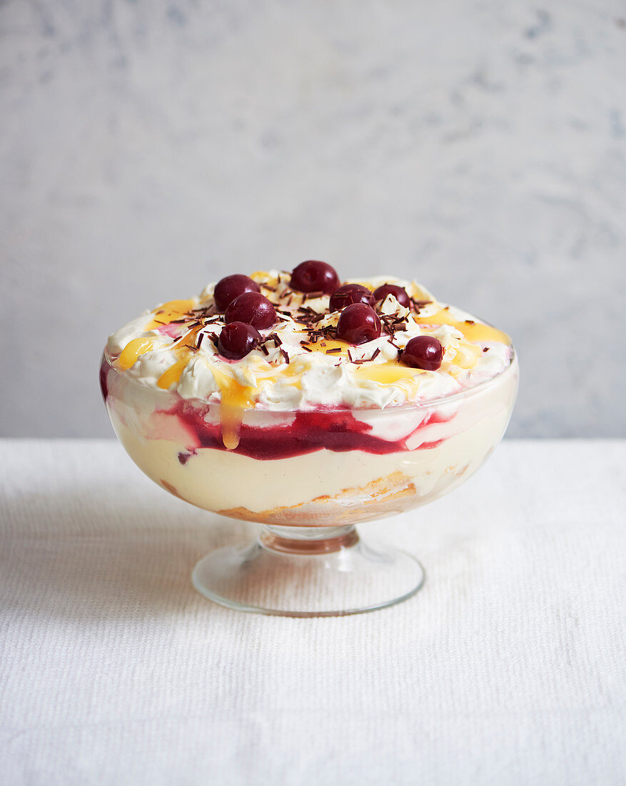 Trifle mit Lemon Curd und Kirschen