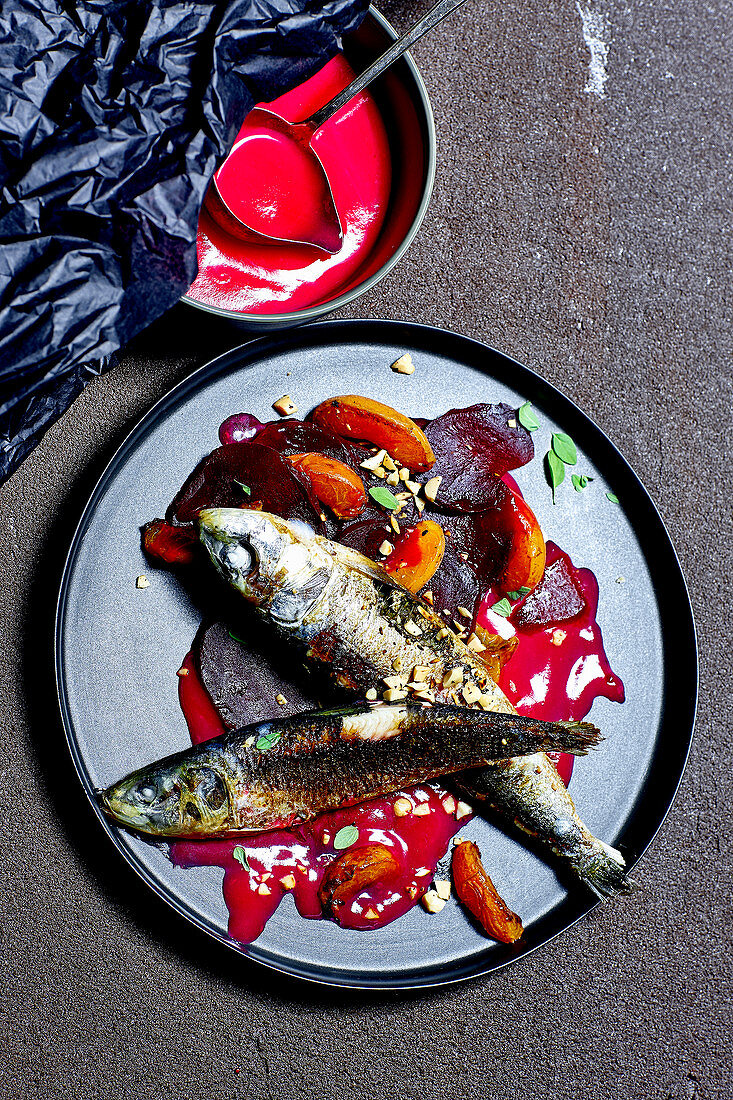 Gebratene Sardinen mit Rote-Bete-Aprikosen-Salat