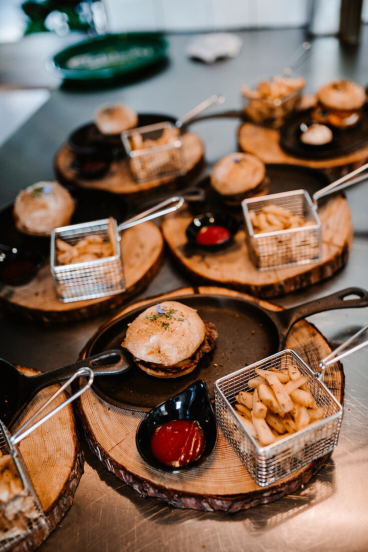 Burgers and chips on wooden plates