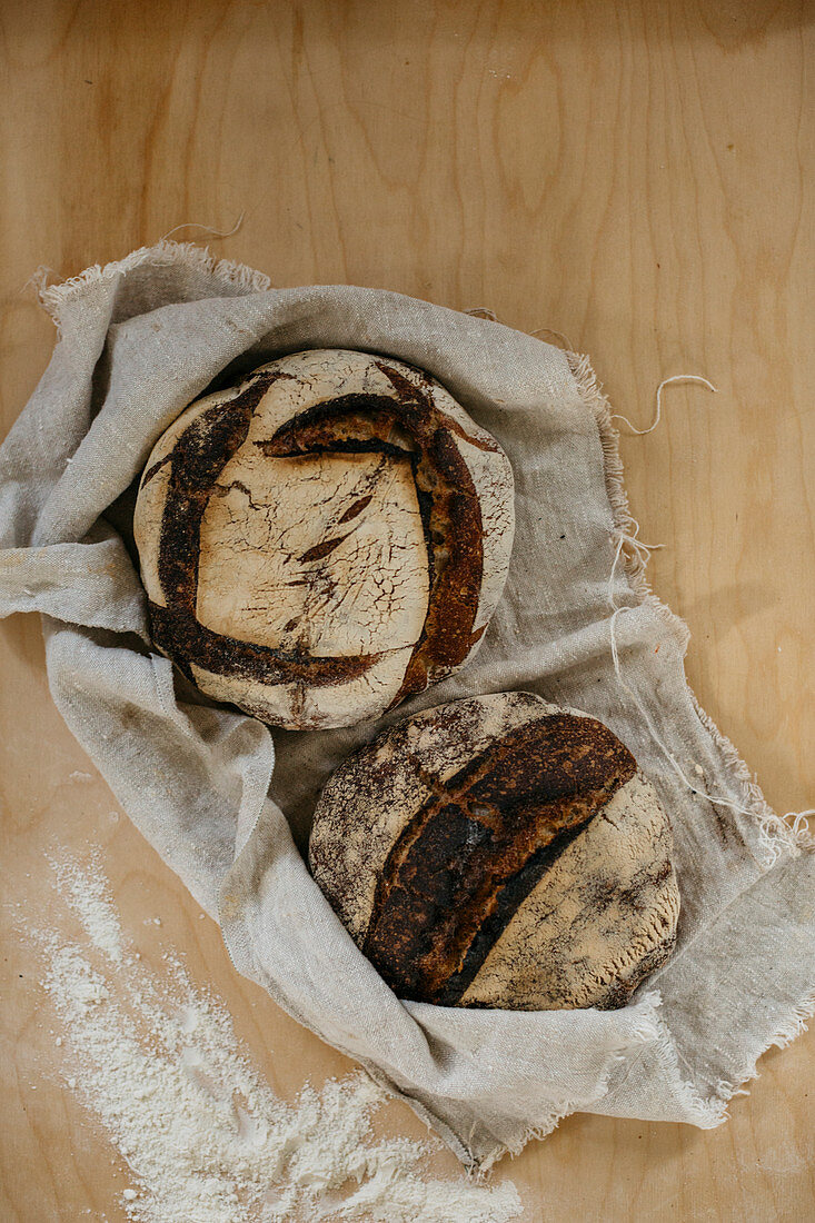 Zwei rustikale Brote auf Leinentuch