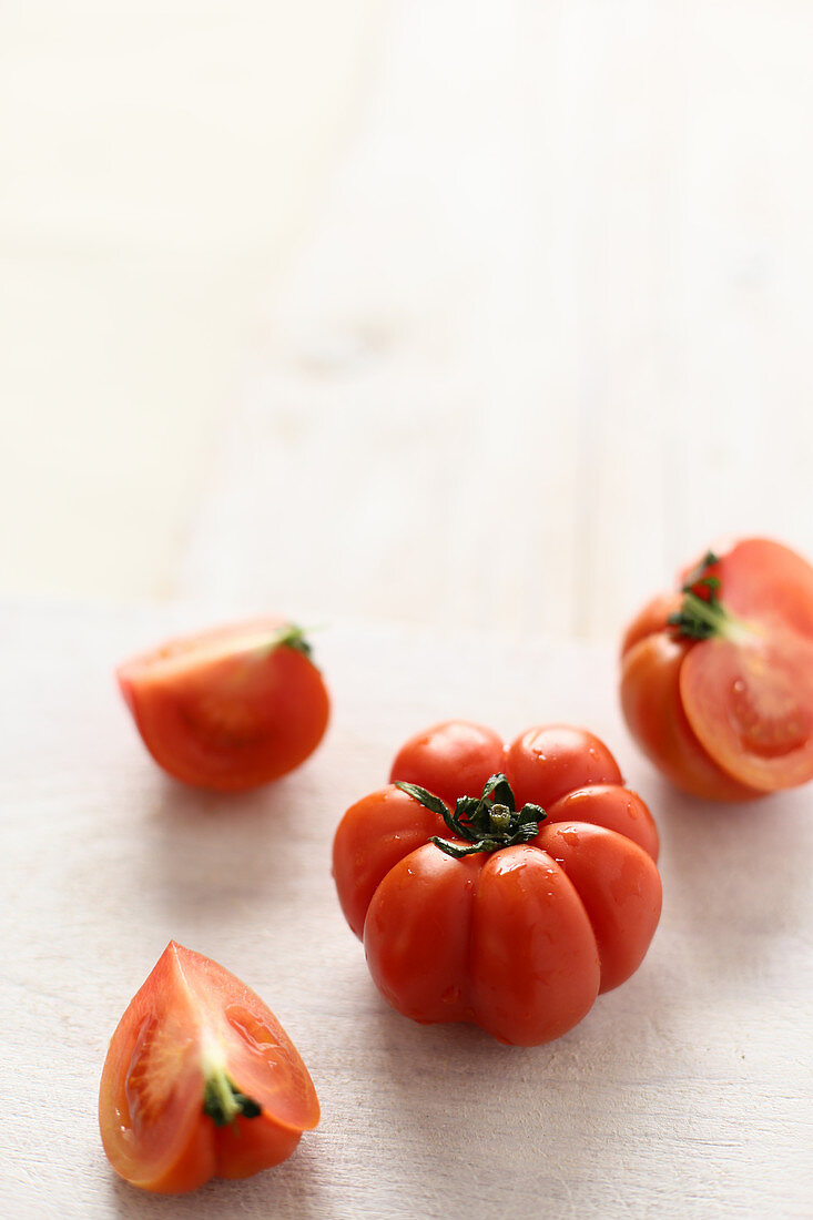 Beef tomatoes, whole and sliced