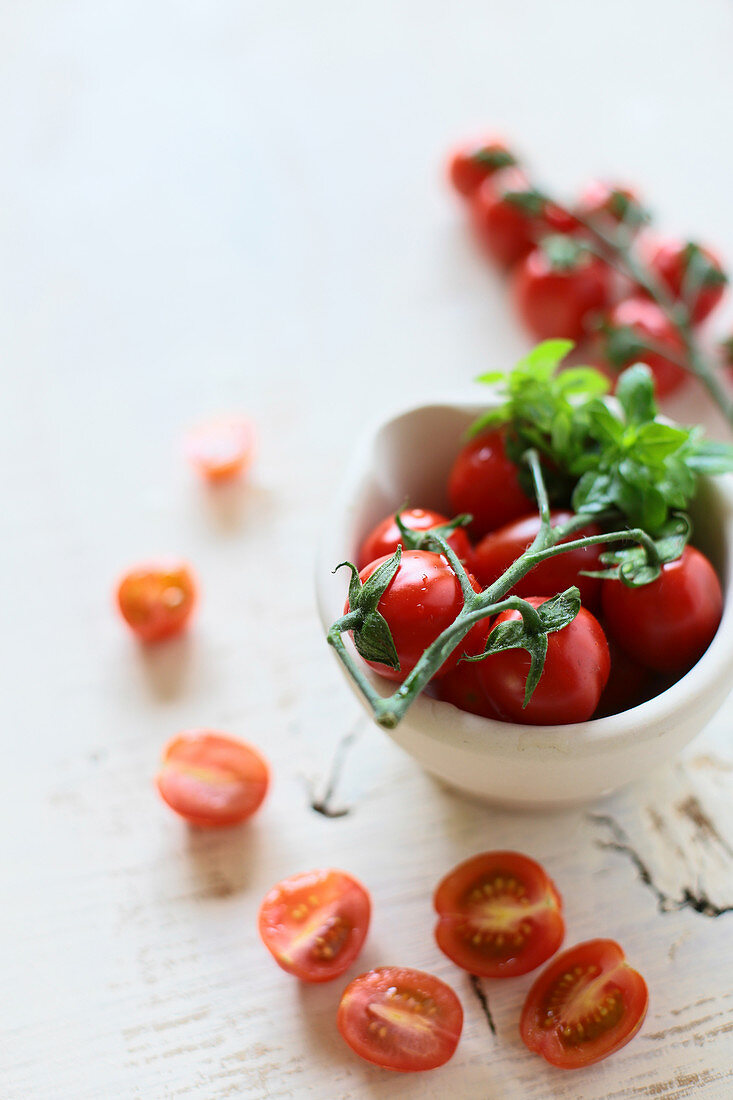 Fresh tomatoes, whole and sliced